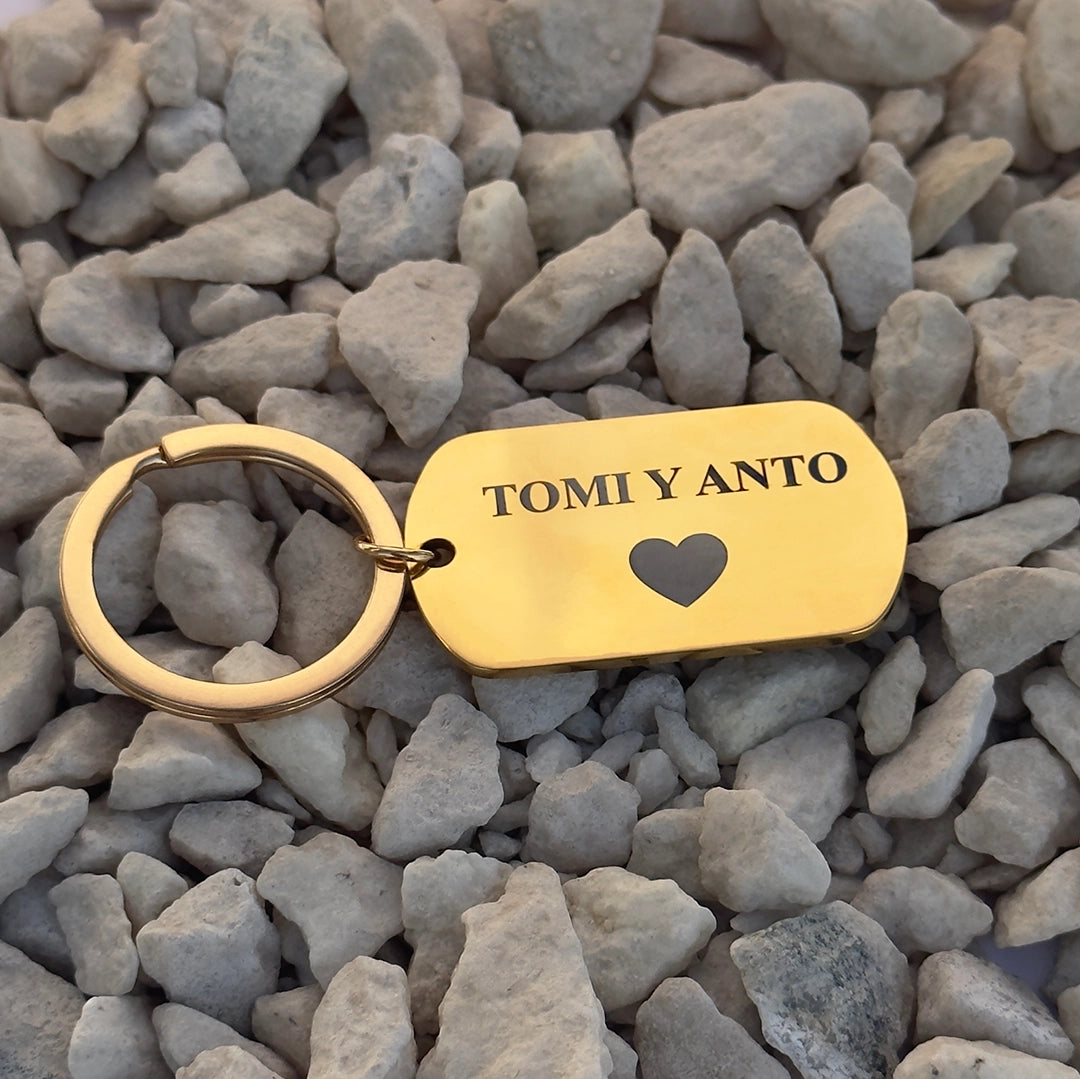 Llavero placa dorado